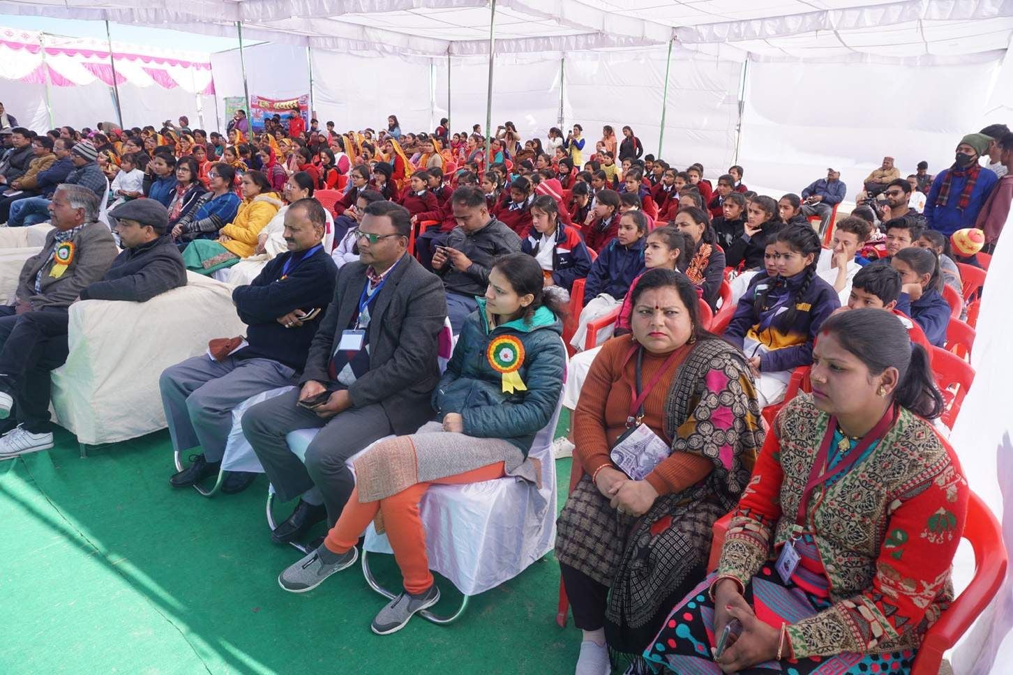 चंपावत में बालिका दिवस कार्यक्रम में मौजूद लोग। चंपावत में बालिका दिवस कार्यक्रम में मौजूद लोग।