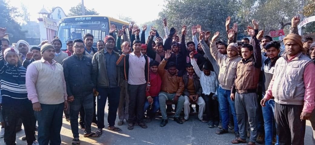ींदारगंज थाना क्षेत्र में कपड़ा व्यवसाई नरेंद्र यादव की हत्या के विरोध में प्रदर्शन करते व्यापा ींदारगंज थाना क्षेत्र में कपड़ा व्यवसाई नरेंद्र यादव की हत्या के विरोध में प्रदर्शन करते व्यापा