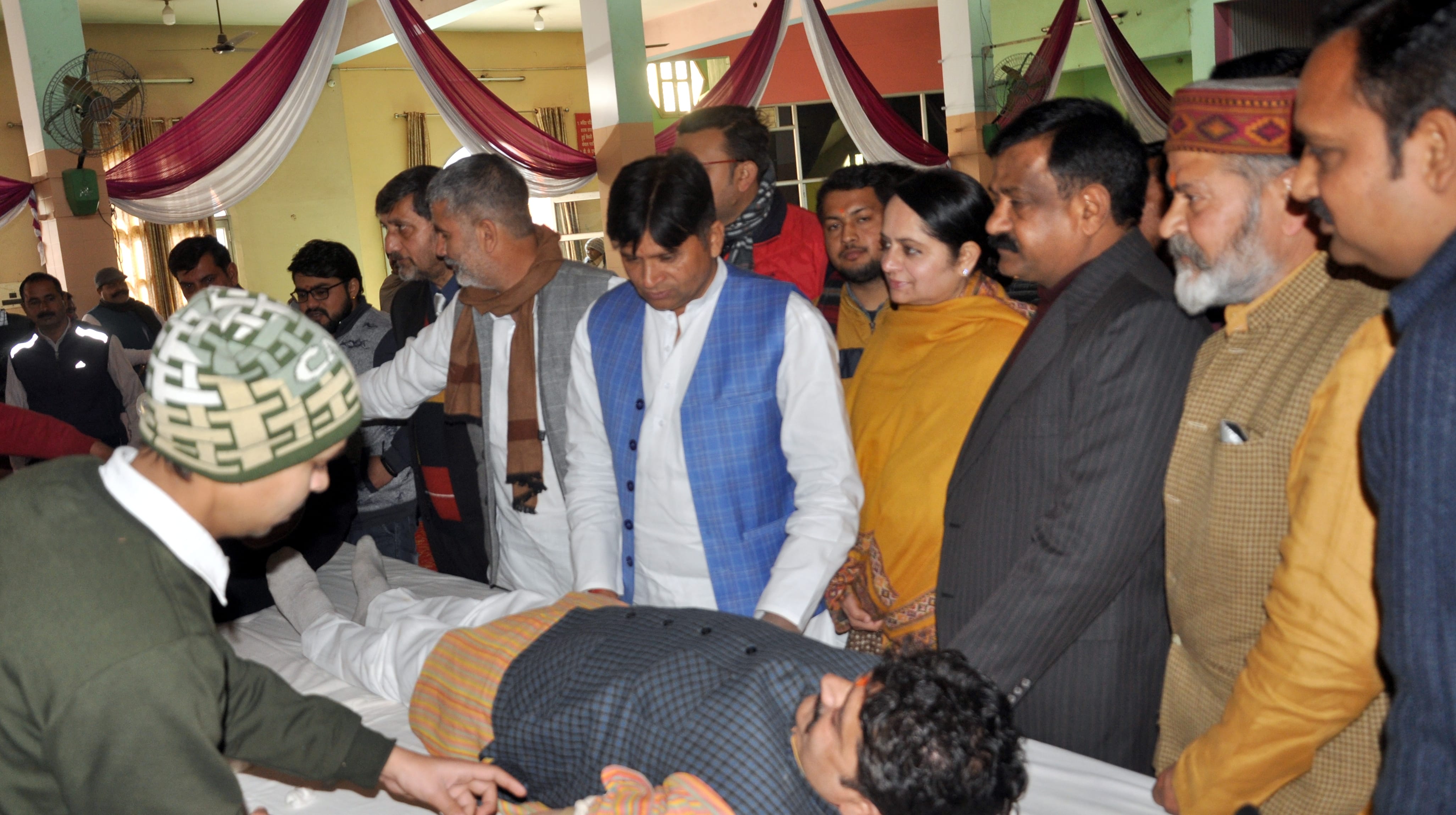शामली हनुमान मन्दिर के अग्रैसन बरात घर में आयोजित रक्तादान शिविर में  भाग लेते विधायक