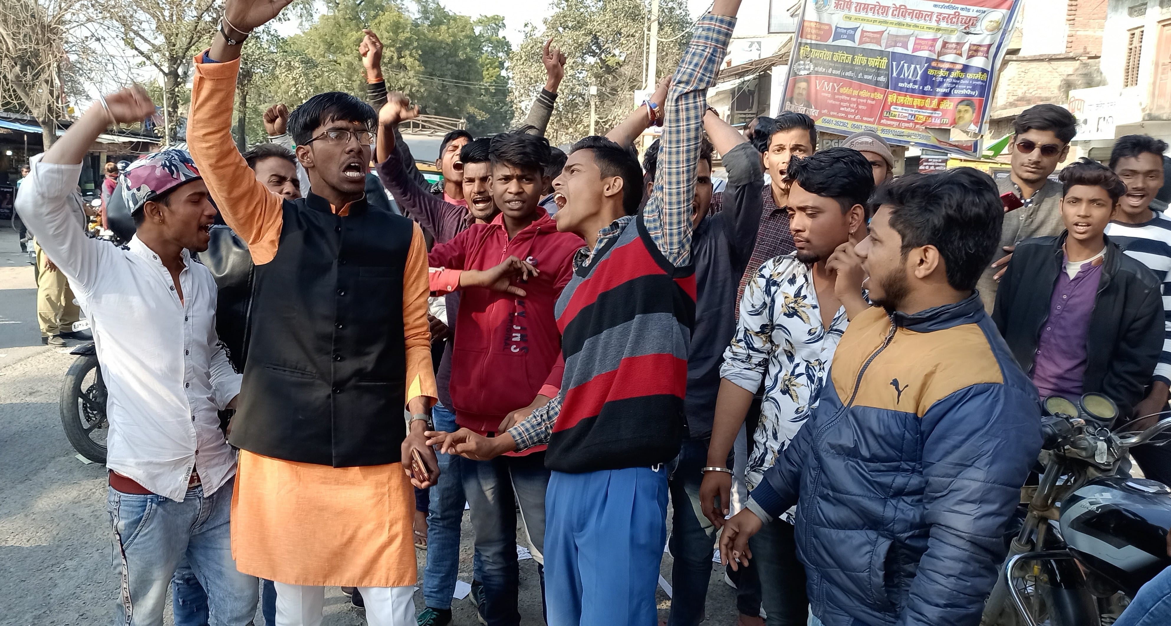 सर्वोदय पीजी कालेज घोसी के छात्रसंघ चुनाव में जीत के बाद जश्न मनाते विजयी प्रत्याशियों के समर्थ? सर्वोदय पीजी कालेज घोसी के छात्रसंघ चुनाव में जीत के बाद जश्न मनाते विजयी प्रत्याशियों के समर्थ?