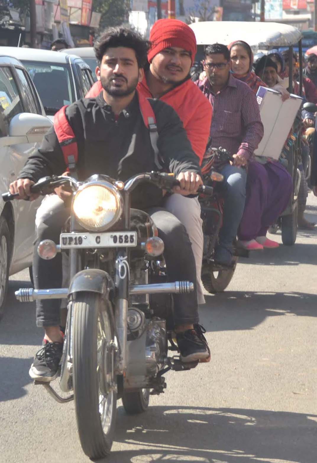 शामली सर्दी में बाइक पर जाते लोग शामली सर्दी में बाइक पर जाते लोग
