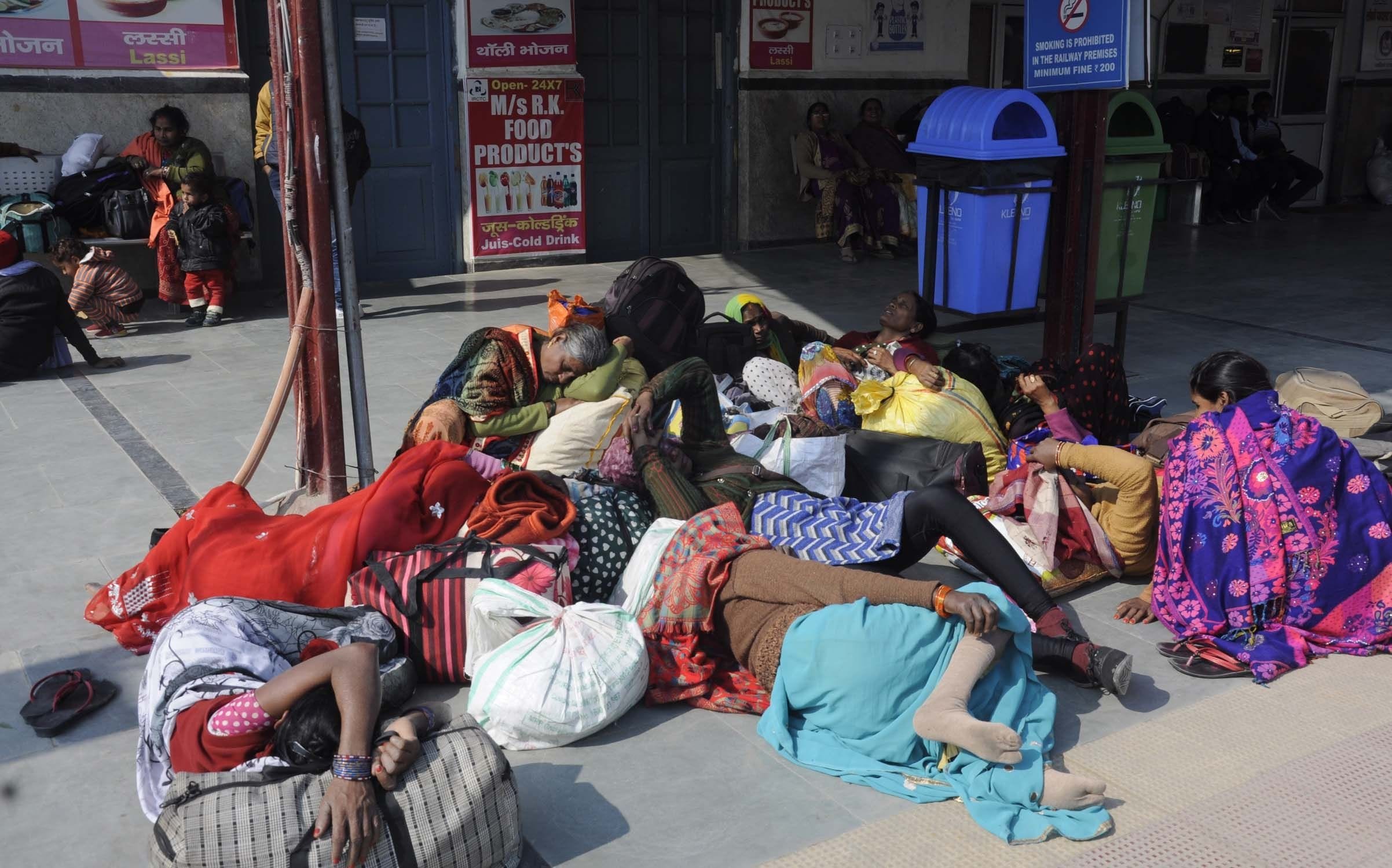 रेलवे स्टेशन पर प्रयागराज जाने केे लिए ट्रेन के इंतजार में प्लेटफार्म पर आराम करते यात्री। रेलवे स्टेशन पर प्रयागराज जाने केे लिए ट्रेन के इंतजार में प्लेटफार्म पर आराम करते यात्री।
