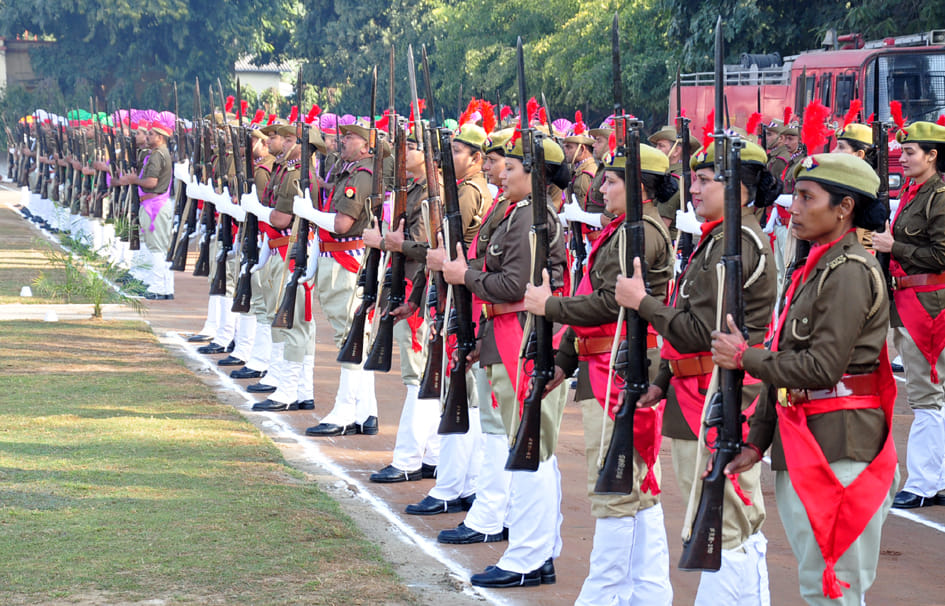 पुलिस लाइन मैदान में गणतंत्र दिवस की प्रेड की तैयारी करते पुलिस कर्मी पुलिस लाइन मैदान में गणतंत्र दिवस की प्रेड की तैयारी करते पुलिस कर्मी