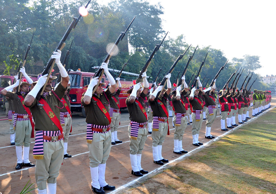 पुलिस लाइन मैदान में गणतंत्र दिवस की प्रेड की तैयारी करते पुलिस कर्मी पुलिस लाइन मैदान में गणतंत्र दिवस की प्रेड की तैयारी करते पुलिस कर्मी