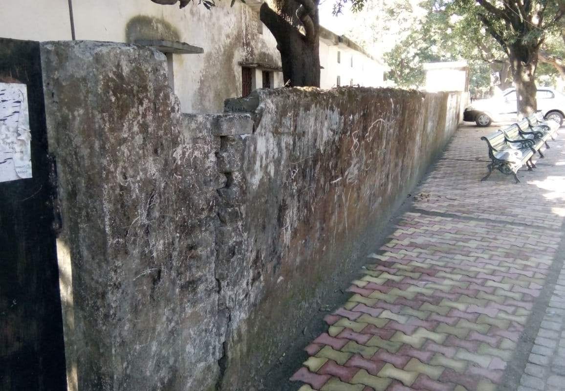 राजकीय प्राथमिक विद्यालय लक्ष्मणझूला की दीवार। राजकीय प्राथमिक विद्यालय लक्ष्मणझूला की दीवार।