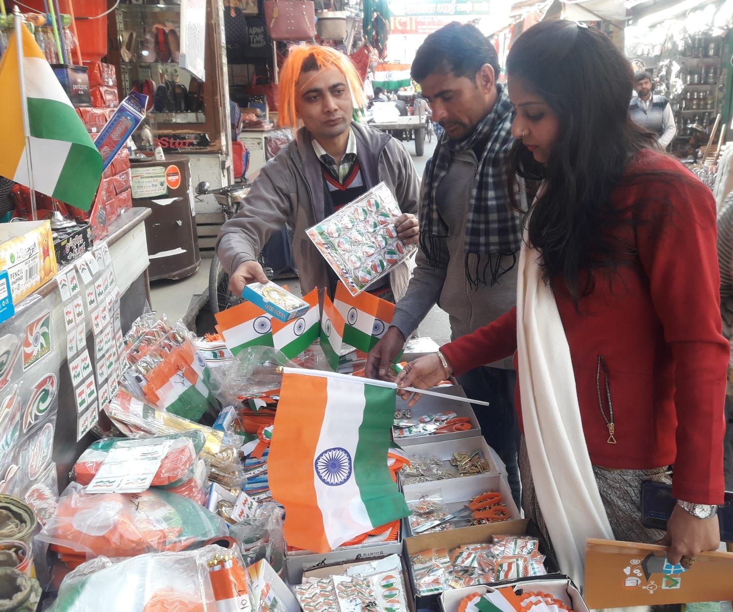 शामली में गणतंत्रदिवस पर तिरंगे झंडे की खरिदारी करते युवती शामली में गणतंत्रदिवस पर तिरंगे झंडे की खरिदारी करते युवती