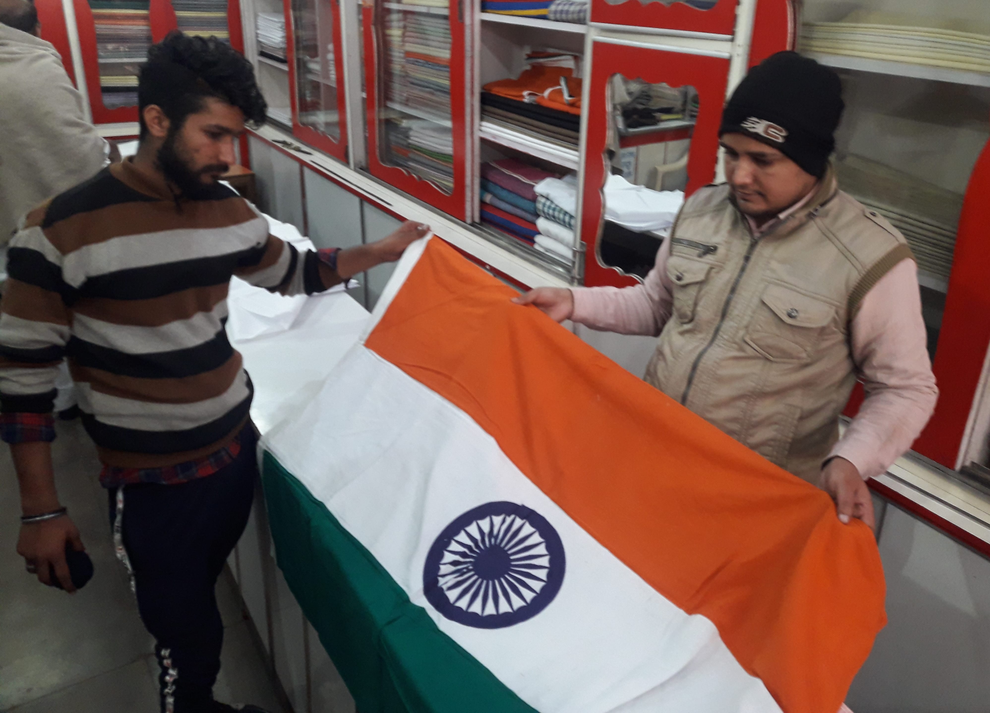 शामली में गणतंत्रदिवस पर तिरंगा झंडे की खरिदारी करता युवक शामली में गणतंत्रदिवस पर तिरंगा झंडे की खरिदारी करता युवक
