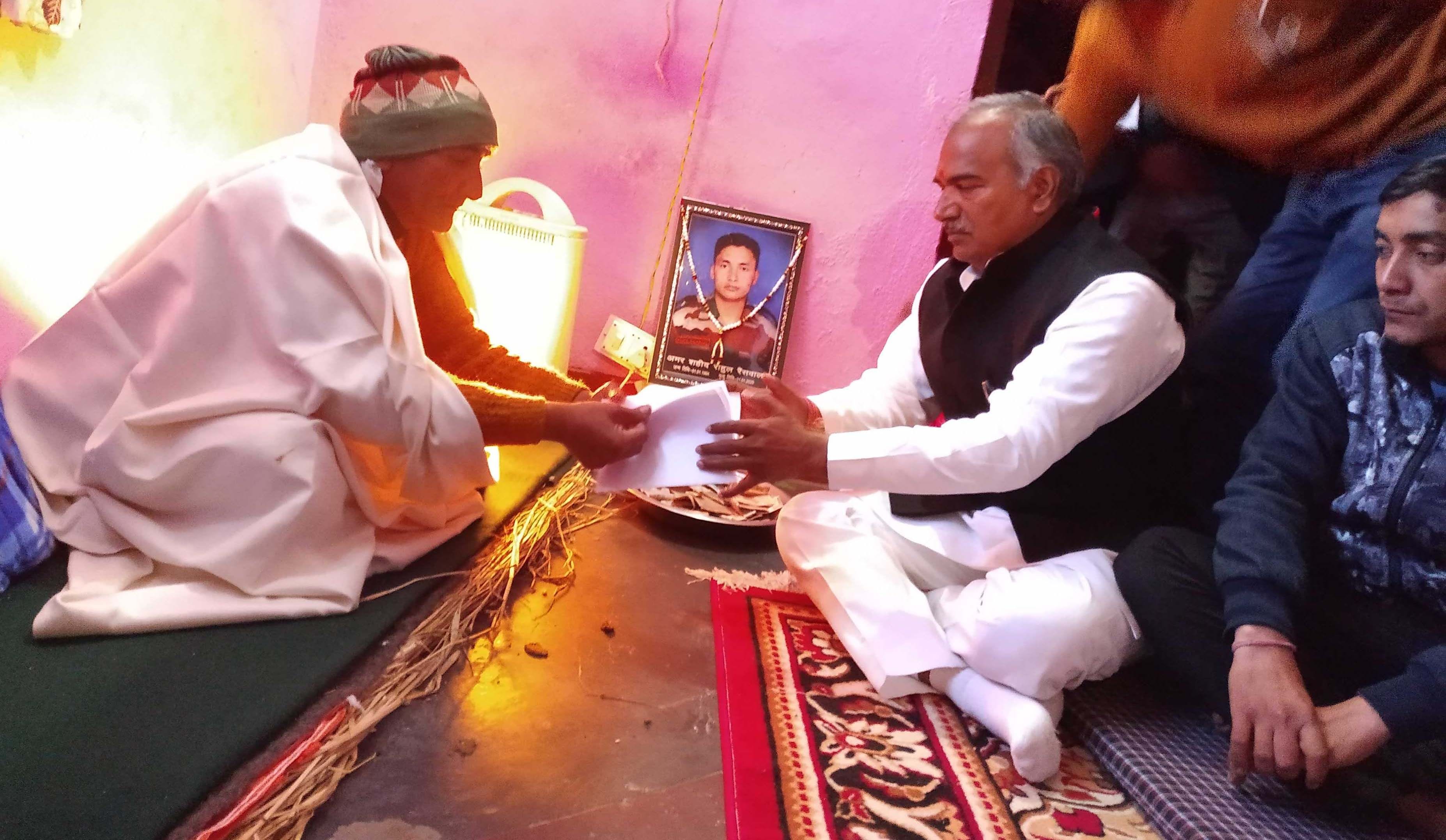 कैबिनेट मंत्री अरविंद पांडेय को चंपावत जीआईसी का नाम शहीद राहुल रैंसवाल के नाम पर करने को ज्ञापन 