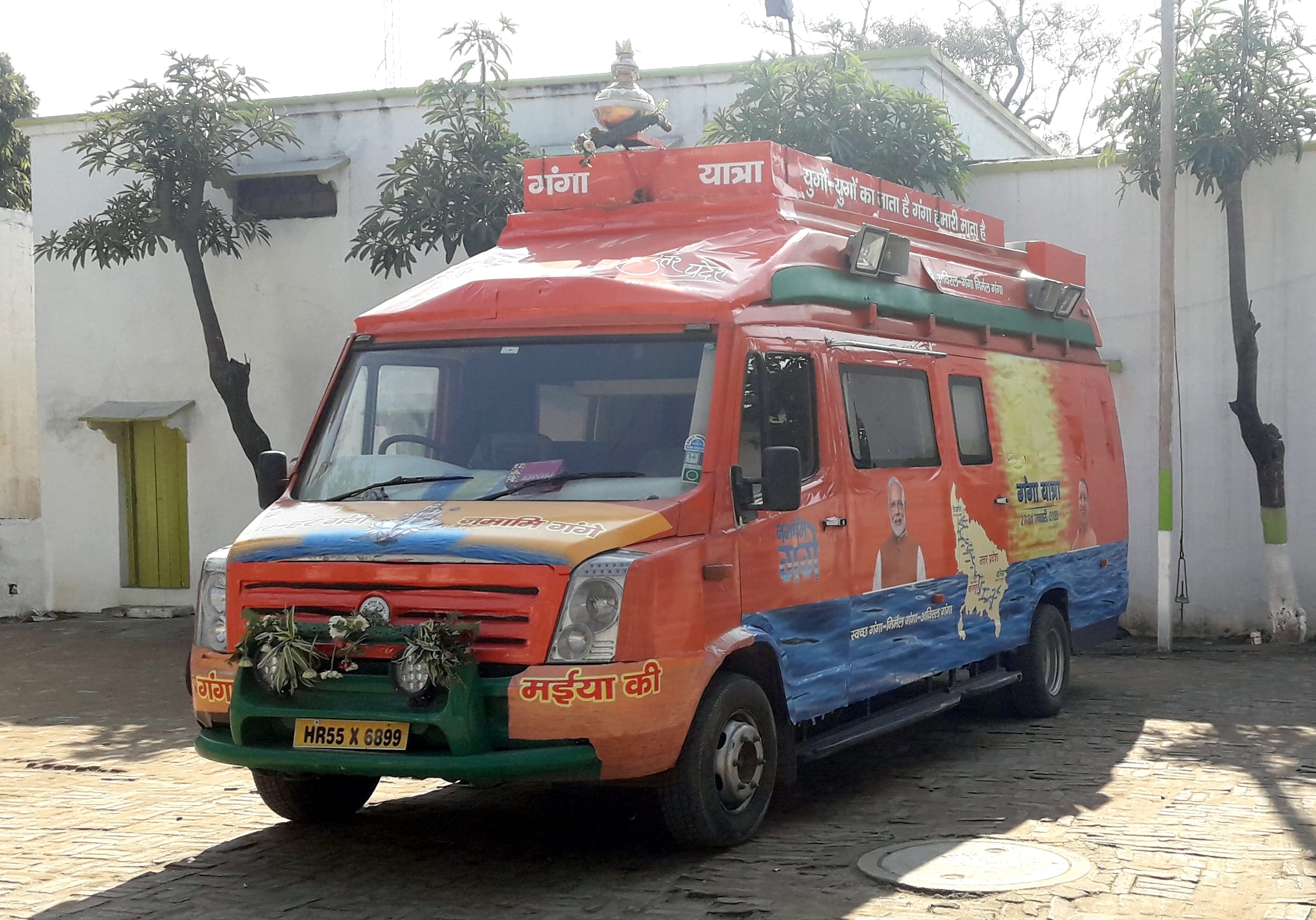 बिजनौर पुलिस लाइन में खड़ा गंगा यात्रा रथ। बिजनौर पुलिस लाइन में खड़ा गंगा यात्रा रथ।