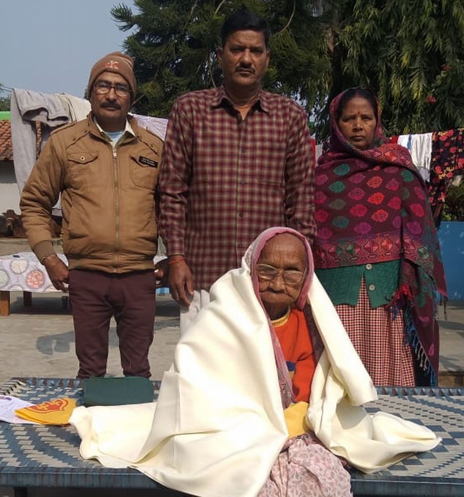 बनबसा की सर्वाधिक आयु (105) की मतदाता जमुना देवी को शाल ओढ़ा कर सम्मानित किया गया। बनबसा की सर्वाधिक आयु (105) की मतदाता जमुना देवी को शाल ओढ़ा कर सम्मानित किया गया।