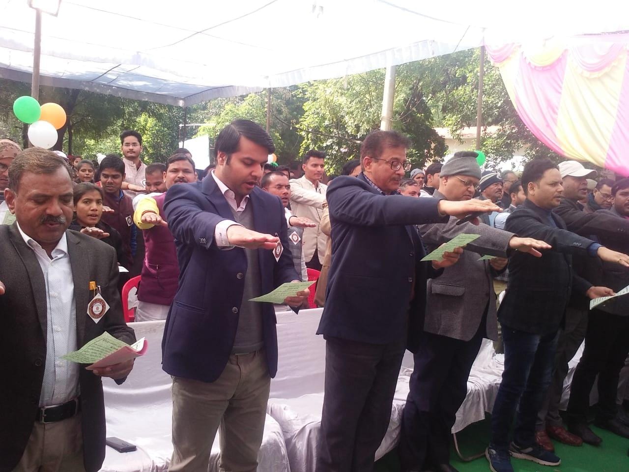 डीएम मन्नान अख्तर  शपथ दिलाते