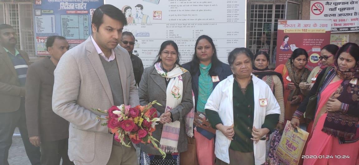 डीएम का स्वागत करती सीएमएस व सीडीपीओ डीएम का स्वागत करती सीएमएस व सीडीपीओ