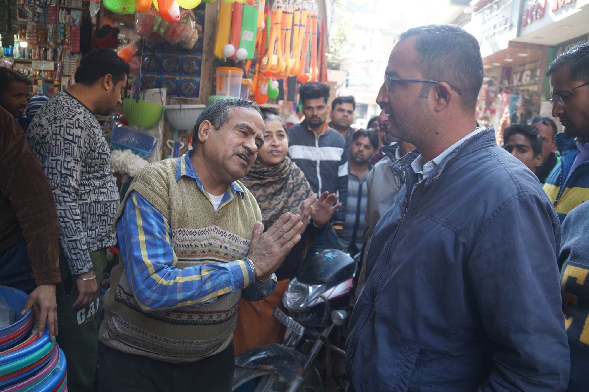 राजगुरु मार्केट में नगर निगम के ईओ के सामने सामान छोड़ने के लिए हाथ जोड़ते दुकानदार दंपत्ति। राजगुरु मार्केट में नगर निगम के ईओ के सामने सामान छोड़ने के लिए हाथ जोड़ते दुकानदार दंपत्ति।