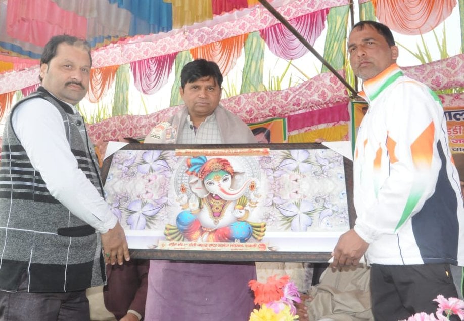 झिंझाना क्षेत्र के गांव लपराना में आयोजित कब्बडी प्रतियोगिता में शामली विधायक तेजेन्द्र निर्व? झिंझाना क्षेत्र के गांव लपराना में आयोजित कब्बडी प्रतियोगिता में शामली विधायक तेजेन्द्र निर्व?