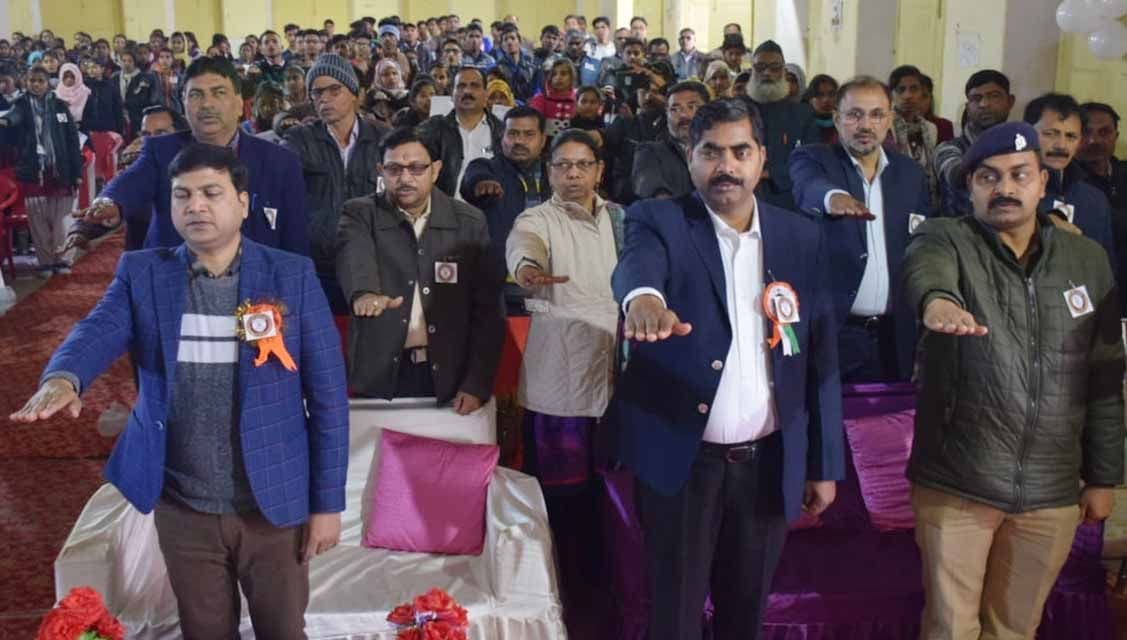 हादीहाल में राष्ट्रीय मतदाता दिवस पर आयोजित कार्यक्रम में जागरूकता को शपथ लेते लोग। हादीहाल में राष्ट्रीय मतदाता दिवस पर आयोजित कार्यक्रम में जागरूकता को शपथ लेते लोग।