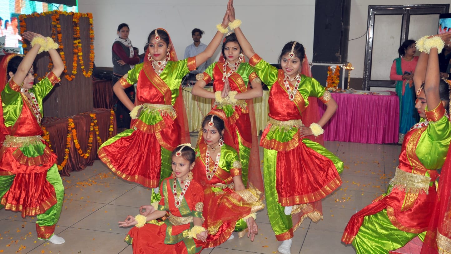 शामली कैराना रोड पर आयोजित उत्तर प्रदेश दिवस समारोह में सांस्कृतिक कार्यक्रम प्रस्तुत करती छा शामली कैराना रोड पर आयोजित उत्तर प्रदेश दिवस समारोह में सांस्कृतिक कार्यक्रम प्रस्तुत करती छा