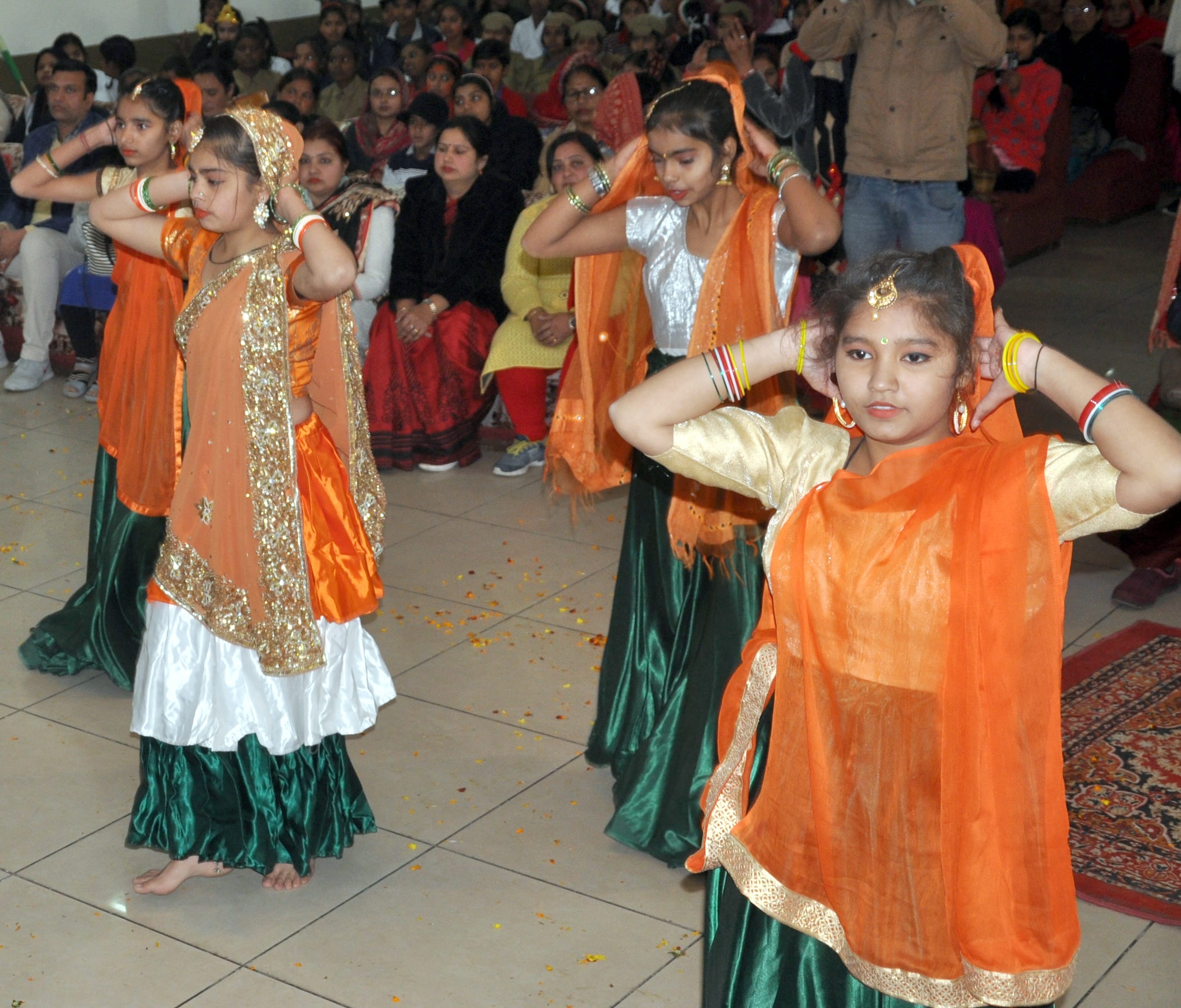 शामली कैराना रोड पर आयोजित उत्तर प्रदेश दिवस समारोह में सांस्कृतिक कार्यक्रम प्रस्तुत करती छा शामली कैराना रोड पर आयोजित उत्तर प्रदेश दिवस समारोह में सांस्कृतिक कार्यक्रम प्रस्तुत करती छा