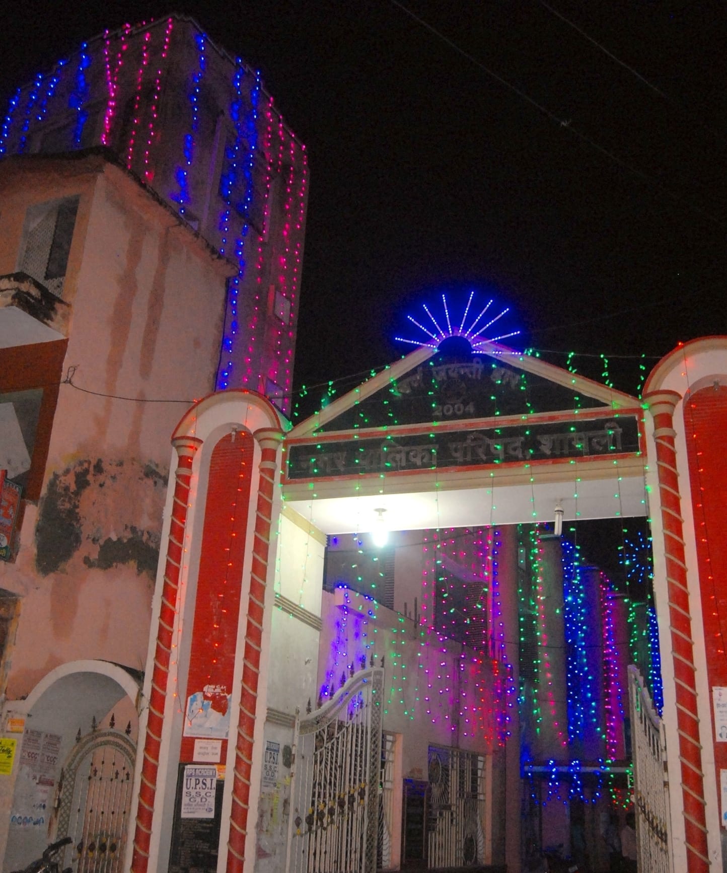 शामली  में गणतंत्र दिवस पर रंग बिरंगी रोशनी से सजी नगर पालिका