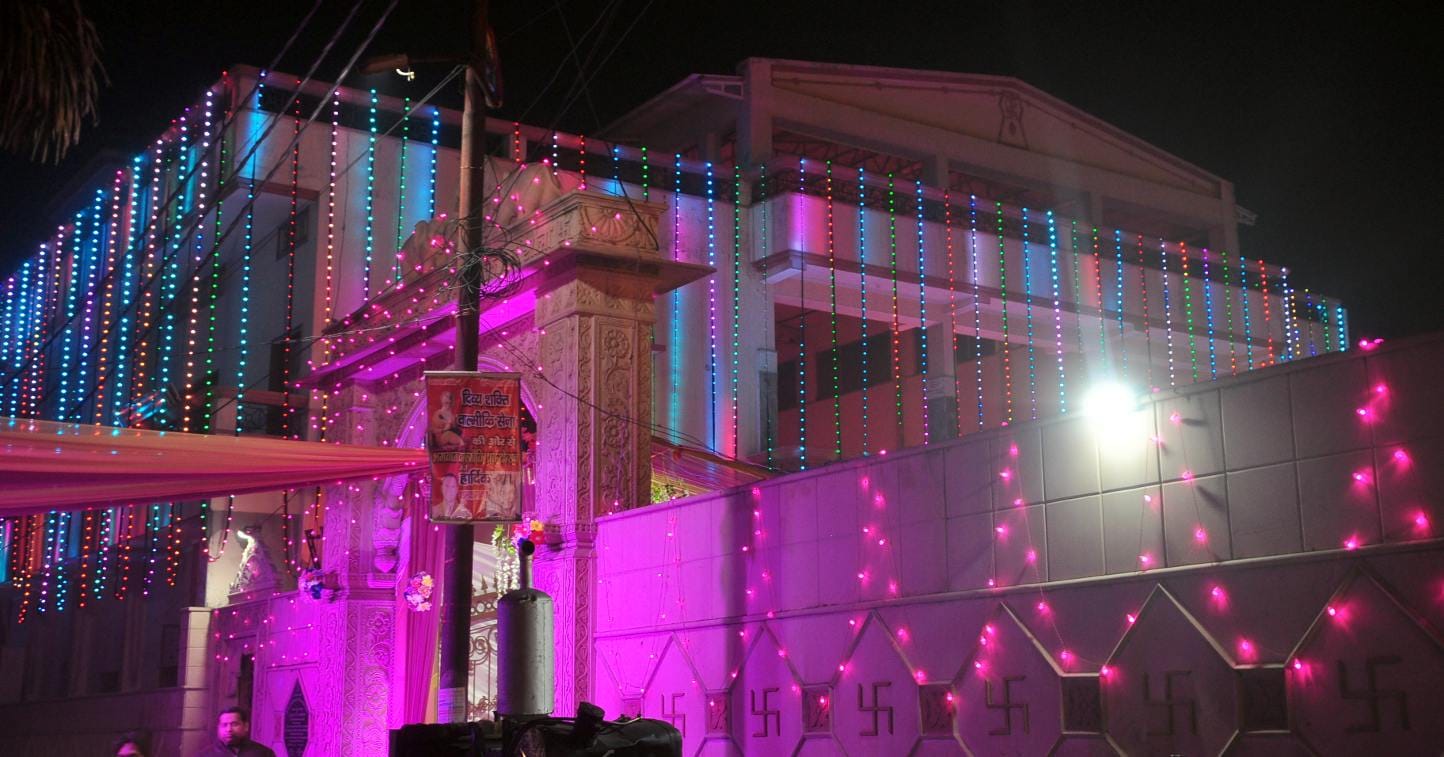 शामली  में गणतंत्र दिवस पर रंग बिरंगी रोशनी से सजी जैन धर्मशाला