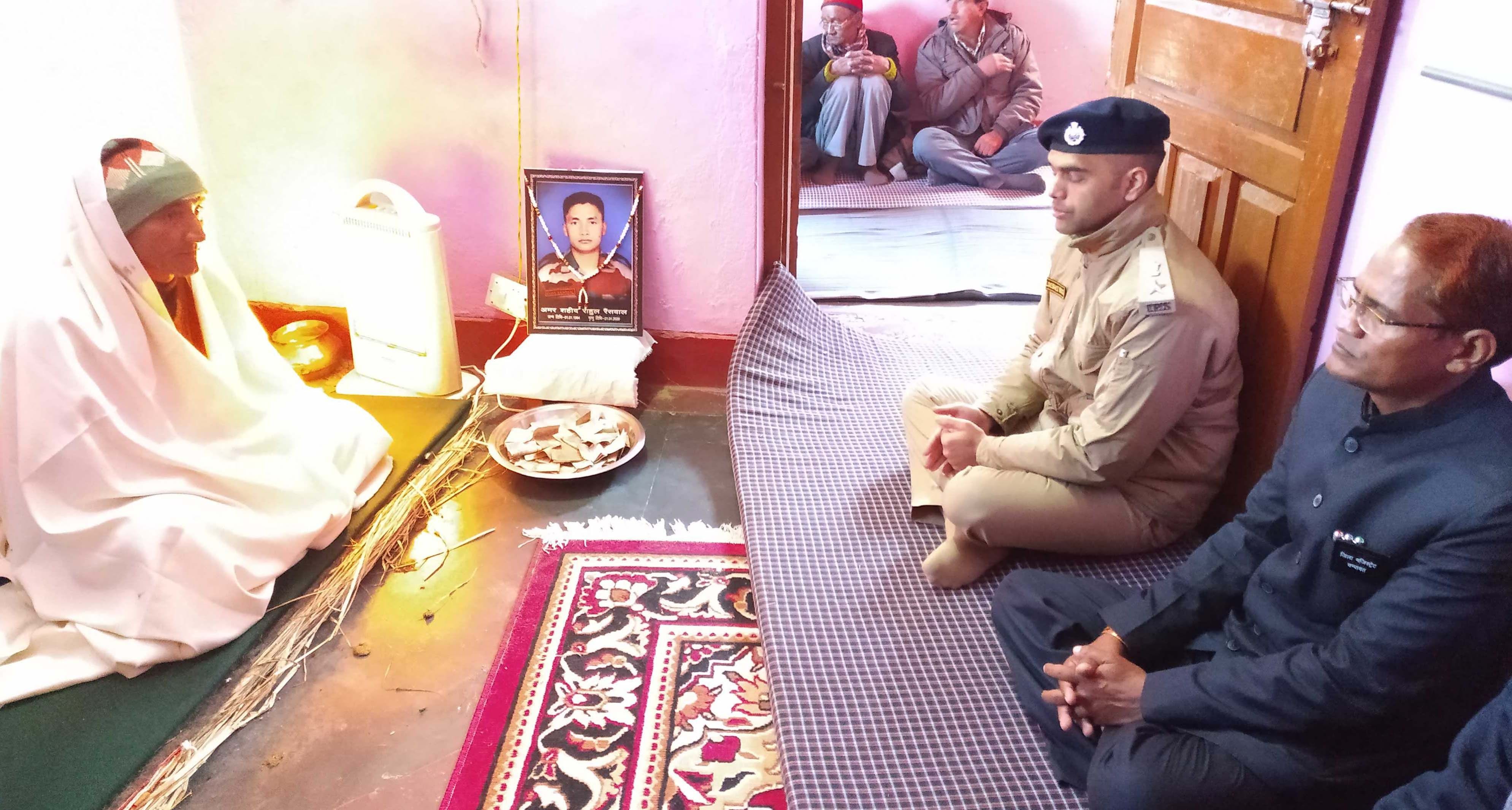 शहीद के पिता वीरेंद्र सिंह रैंसवाल को सांत्वना देते डीएम सुरेंद्र नारायण पांडेय व एसपी लोकेश्वर