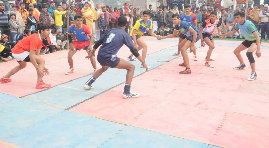 झिंझाना (शामली) क्षेत्र के गांव लपराना में आयोजित कबड्डी प्रतियोगिता में भाग लेते खिलाड़ी। झिंझाना (शामली) क्षेत्र के गांव लपराना में आयोजित कबड्डी प्रतियोगिता में भाग लेते खिलाड़ी।
