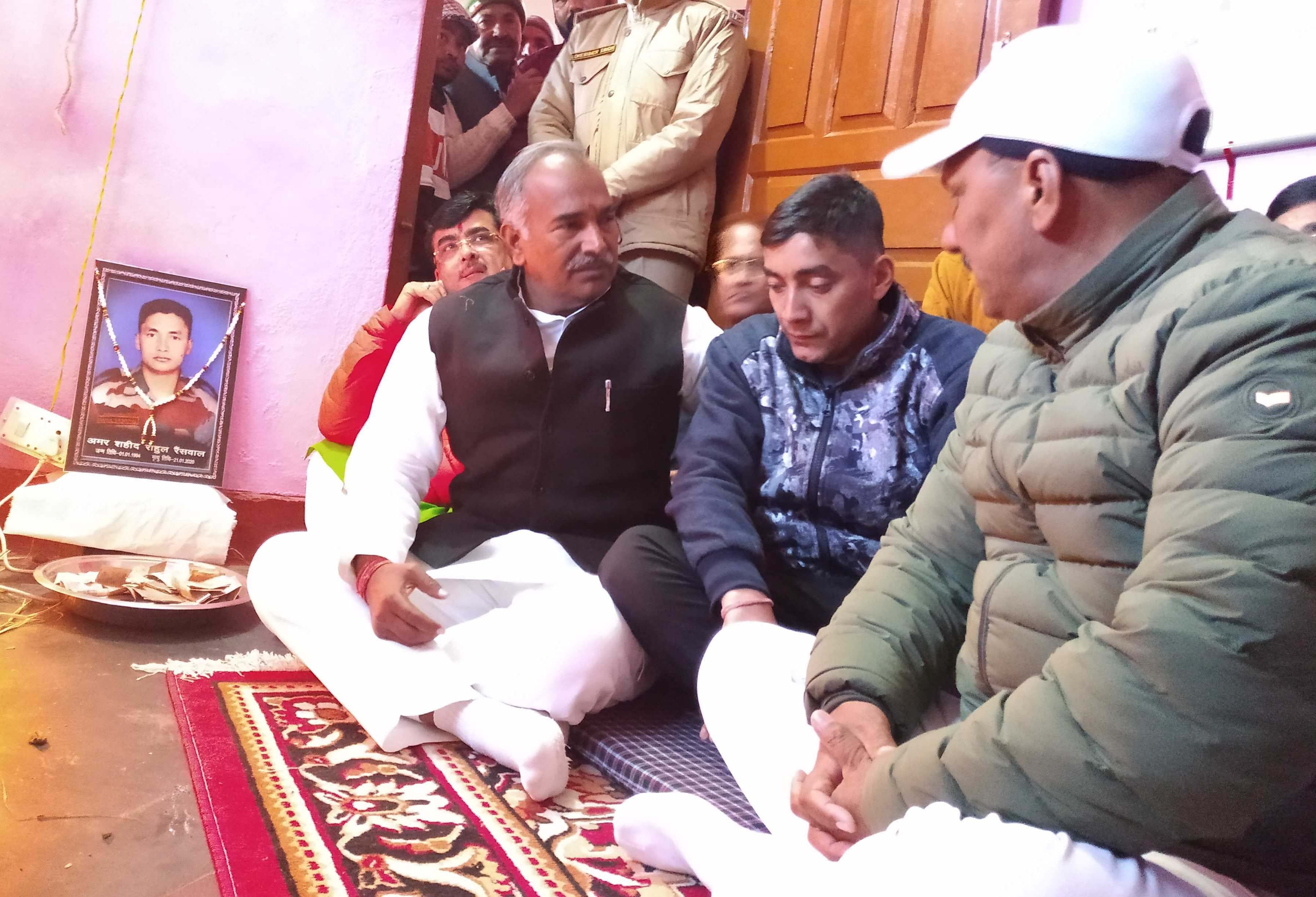 शहीद राहुल रैंसवाल के बड़े भाई फौजी राजेश रैंसवाल को सांत्वना देते प्रभारी मंत्री अरविंद पांडेय