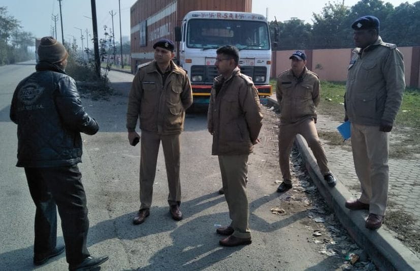 रुद्रपुर के सिडकुल में घटना का जानकारी लेते एसएसपी बरिंदरजीत सिंह। रुद्रपुर के सिडकुल में घटना का जानकारी लेते एसएसपी बरिंदरजीत सिंह।