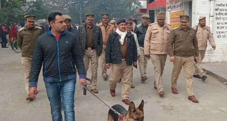 शामली रेलवे स्टेशन पर चैकिग करते एएसपी व पुलिसकर्मी शामली रेलवे स्टेशन पर चैकिग करते एएसपी व पुलिसकर्मी