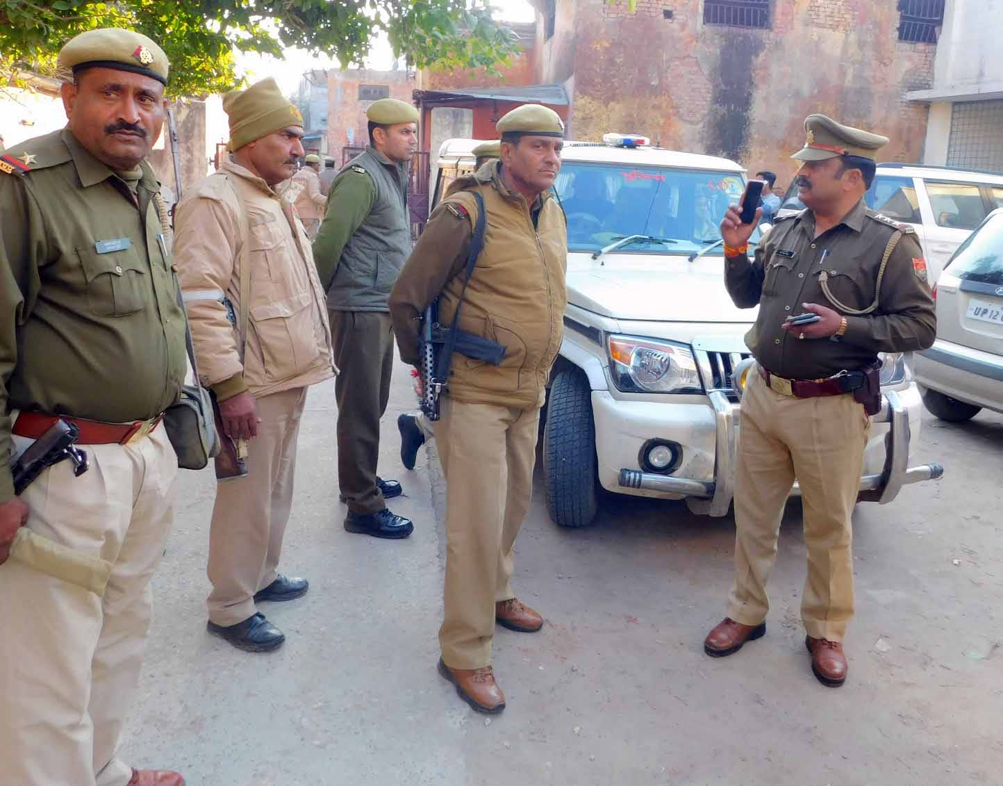 कैराना (शामली) कोर्ट परिसर में तैनात पुलिसकर्मी। कैराना (शामली) कोर्ट परिसर में तैनात पुलिसकर्मी।