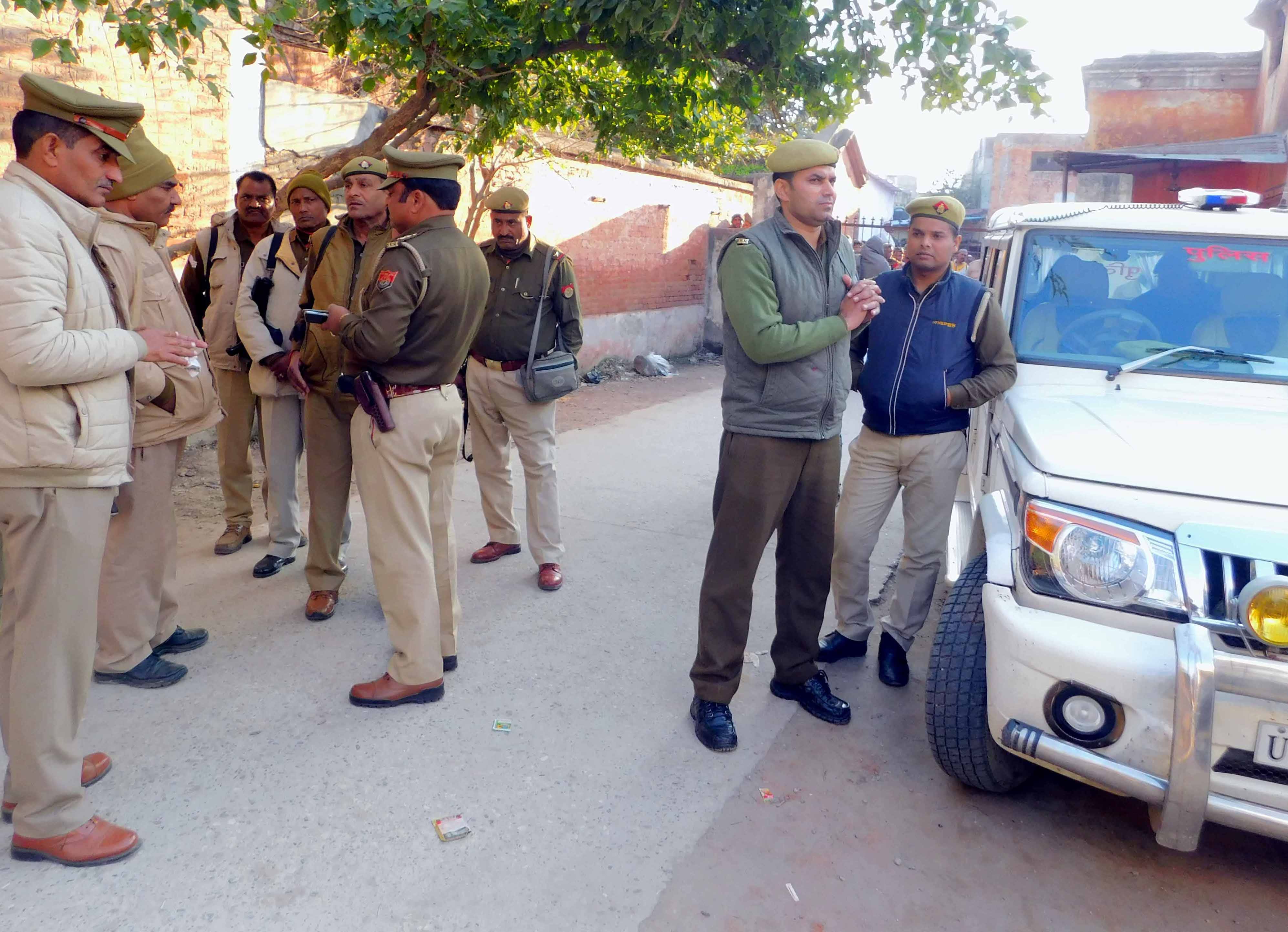 कैराना (शामली) कोर्ट परिसर में तैनात पुलिसकर्मी। कैराना (शामली) कोर्ट परिसर में तैनात पुलिसकर्मी।