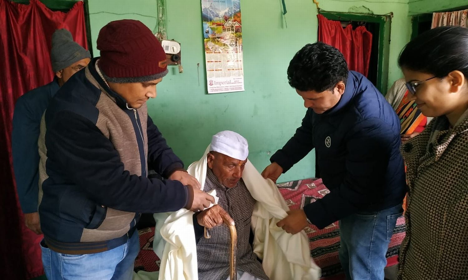 टनकपुर के शतायु मतदाता केशव दत्त को शाल ओढ़ा सम्मानित करते प्रशासन के लोग। टनकपुर के शतायु मतदाता केशव दत्त को शाल ओढ़ा सम्मानित करते प्रशासन के लोग।