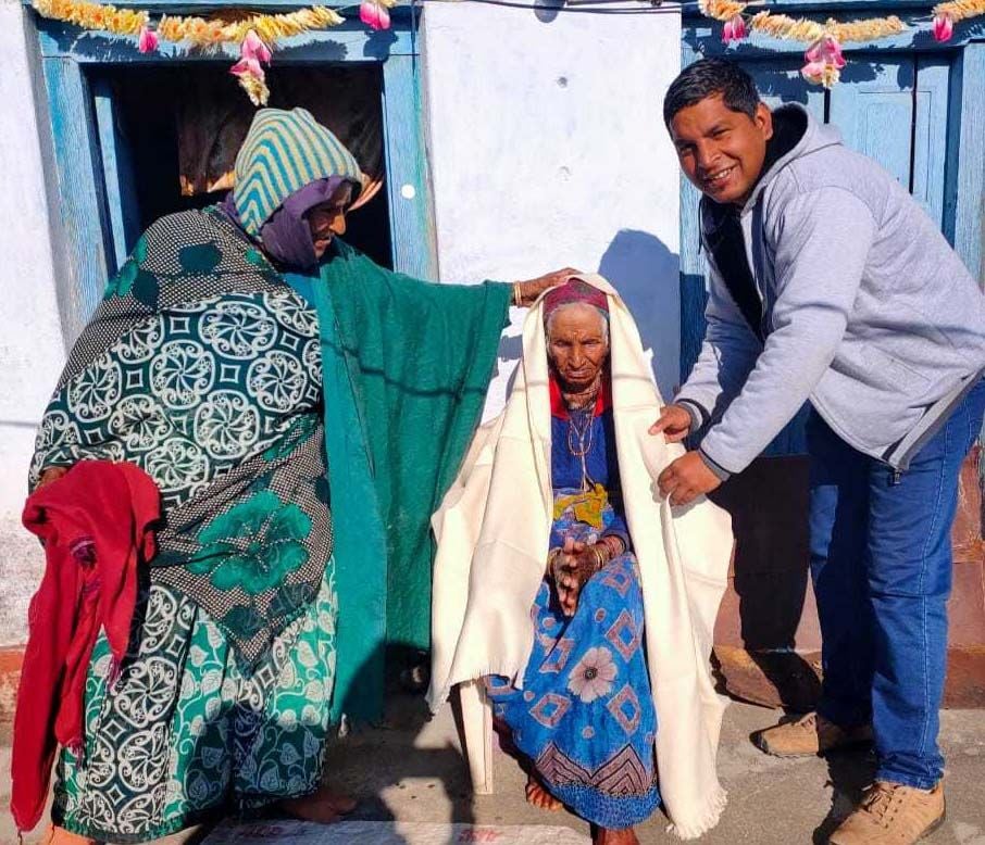 पाटी के भट्यूड़ा गांव की शतायु मतदाता गंगा देवी को शॉल ओढ़ाकर सम्मानित करते राजस्व उप निरीक्षक म? पाटी के भट्यूड़ा गांव की शतायु मतदाता गंगा देवी को शॉल ओढ़ाकर सम्मानित करते राजस्व उप निरीक्षक म?