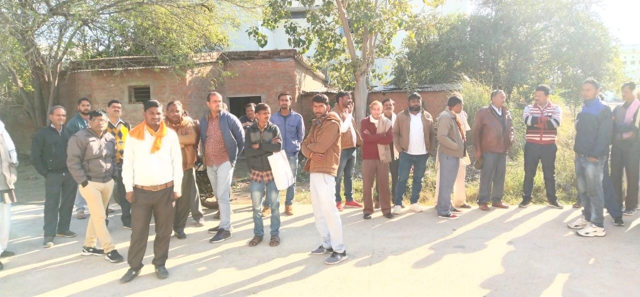 पोस्टमार्टम हाउस के बाहर खड़े मृतक के परिजन पोस्टमार्टम हाउस के बाहर खड़े मृतक के परिजन