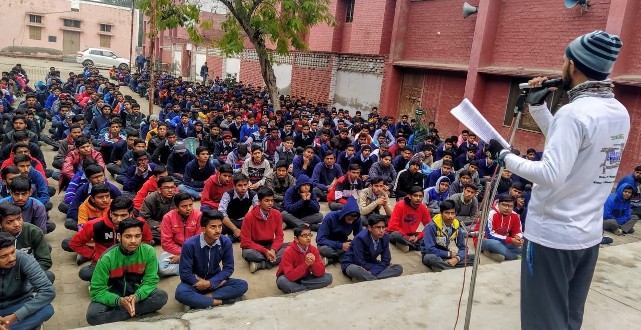 बच्चों को पर्यावरण के प्रति जागरूक करते लोकेश कुमार। बच्चों को पर्यावरण के प्रति जागरूक करते लोकेश कुमार।