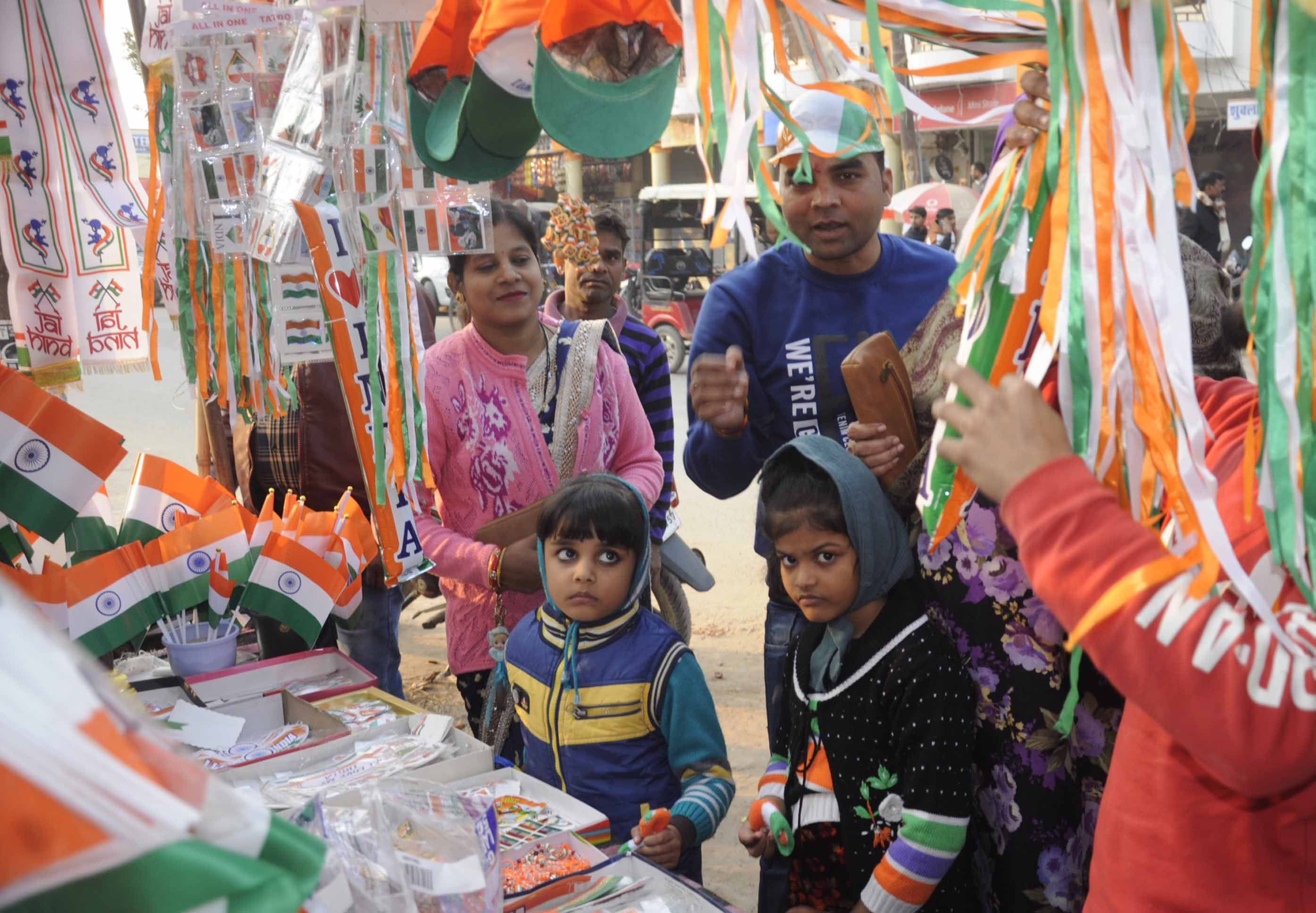 कचहरी के बगल गणतंत्र दिवस की तैयारी में लगी दुकान पर तिरंगा खरीदते लोग। कचहरी के बगल गणतंत्र दिवस की तैयारी में लगी दुकान पर तिरंगा खरीदते लोग।