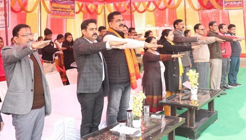 रुद्रपुर में हुए कार्यक्रम में शपथ लेते डीएम, विधायक व अन्य अधिकारी। रुद्रपुर में हुए कार्यक्रम में शपथ लेते डीएम, विधायक व अन्य अधिकारी।