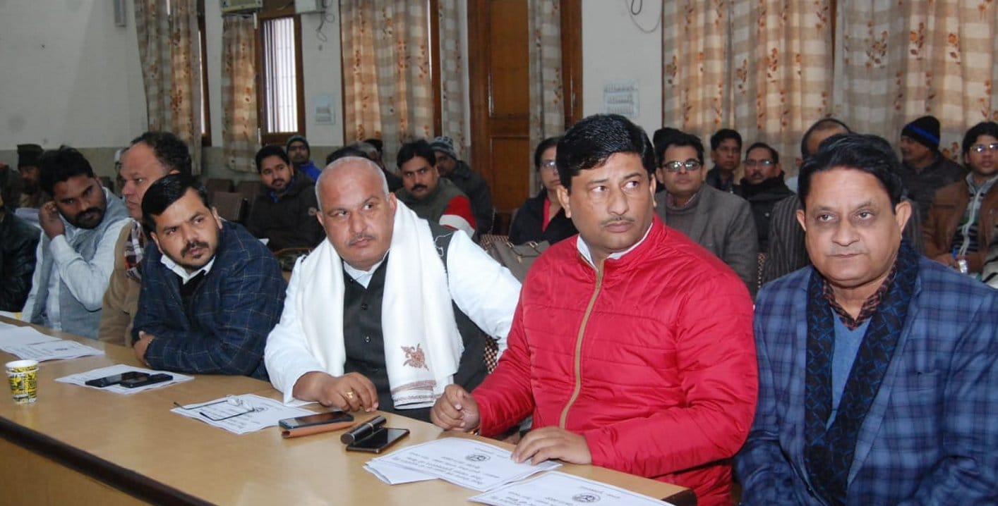 जिला पंचायत की बोर्ड बैठक में मौजूद सदस्य।