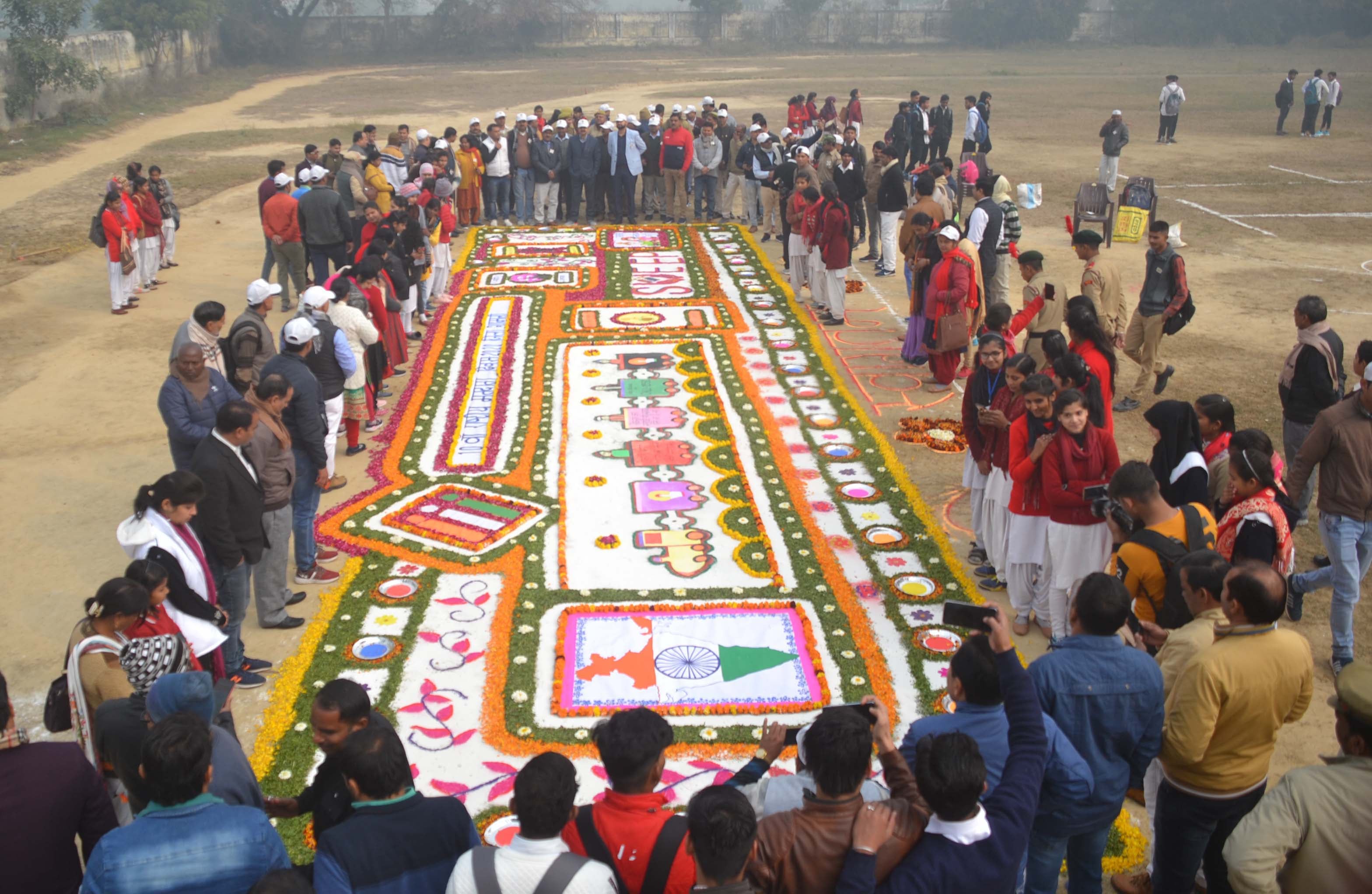 शामली के वीवी डिग्री कालेज में छात्राओं द्वारा बनाई गई रंगोली को देखते डीएम और अधिकारी छात्र-छात?