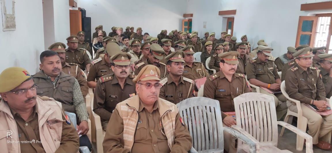 मीटिंग में मौजूद पुलिसकर्मी व थानाध्यक्ष मीटिंग में मौजूद पुलिसकर्मी व थानाध्यक्ष
