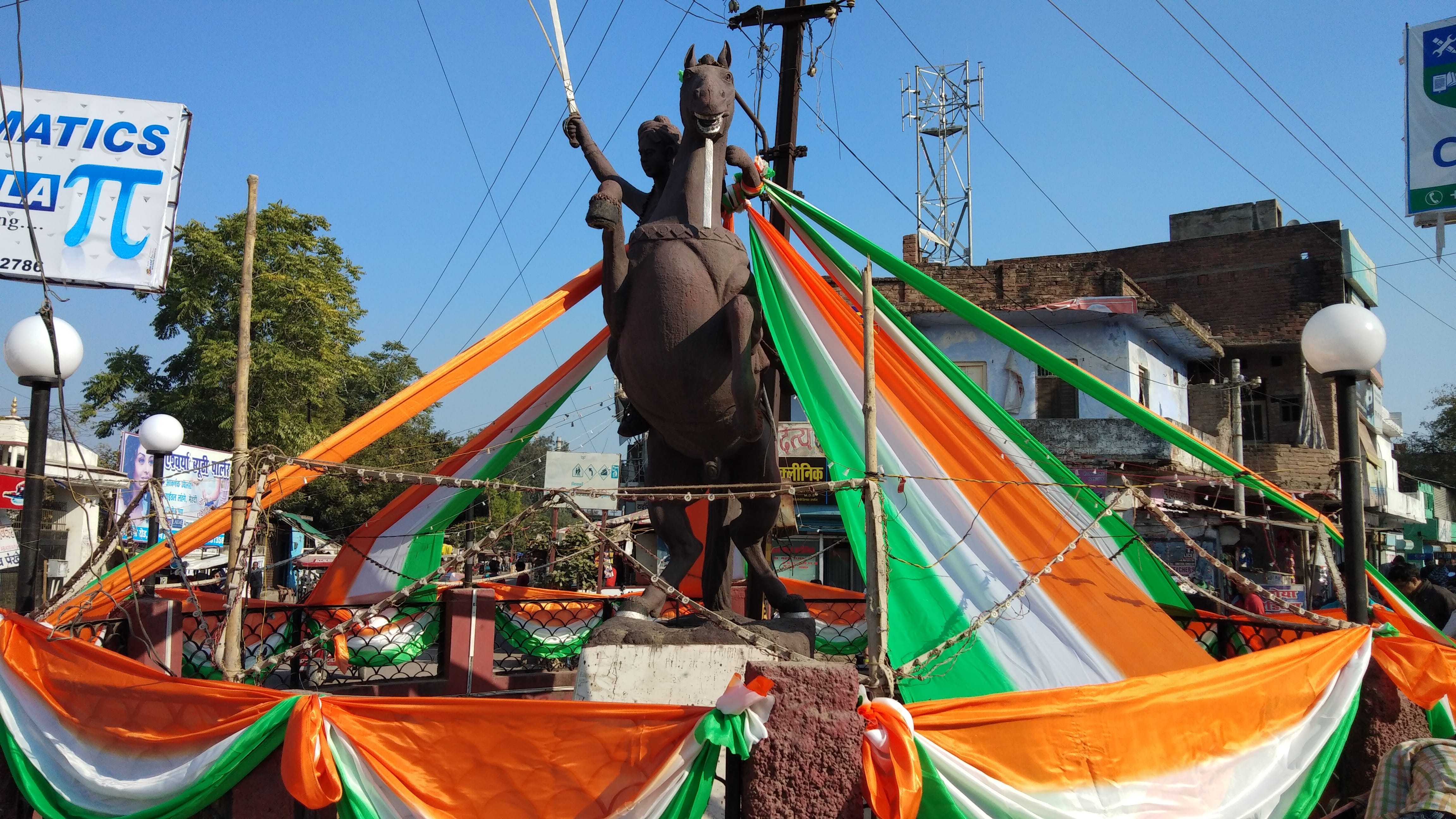 उरई के स्टेशन चौराहे पर लगी झांसी रानी बाई की प्रतिमा
