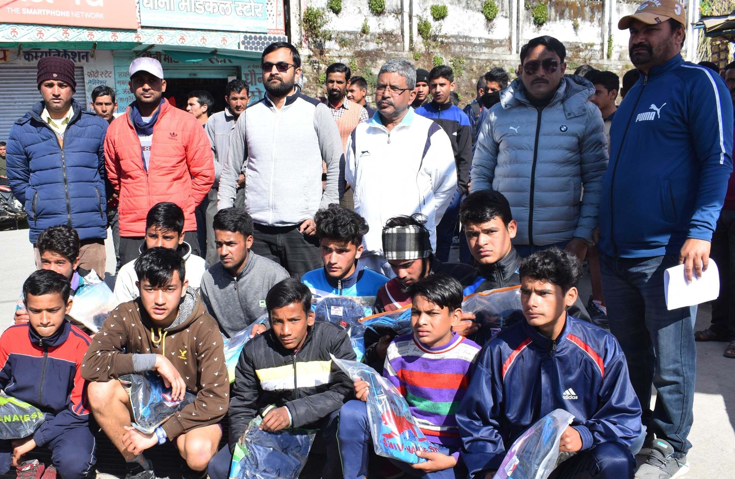 चंपावत में अतिथियों के साथ क्रास कंट्री रेस के विजेता। चंपावत में अतिथियों के साथ क्रास कंट्री रेस के विजेता।