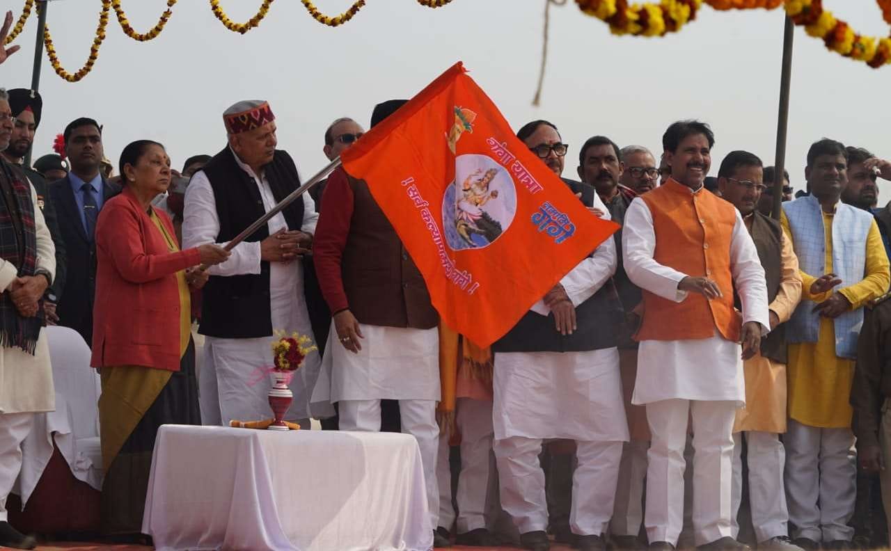 दुबेछपरा में गंगा घाट पर गंगा यात्रा रथ को झंडी दिखाकर रवाना करती मुख्य अतिथि राज्यपाल आनंदी बेन दुबेछपरा में गंगा घाट पर गंगा यात्रा रथ को झंडी दिखाकर रवाना करती मुख्य अतिथि राज्यपाल आनंदी बेन
