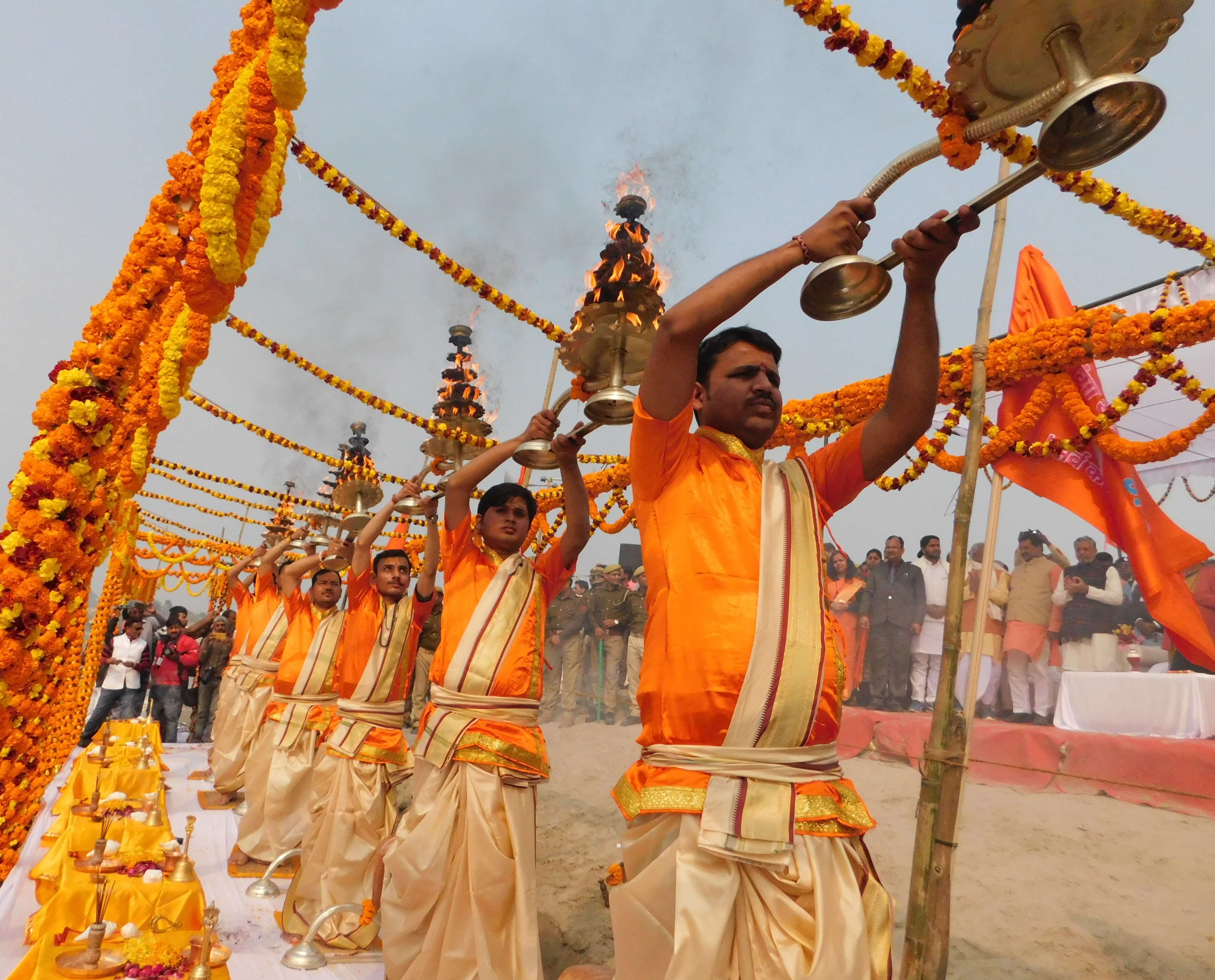 दुबेछपरा में गंगा घाट पर गंगा आरती करते काशी से आये पंडित। दुबेछपरा में गंगा घाट पर गंगा आरती करते काशी से आये पंडित।