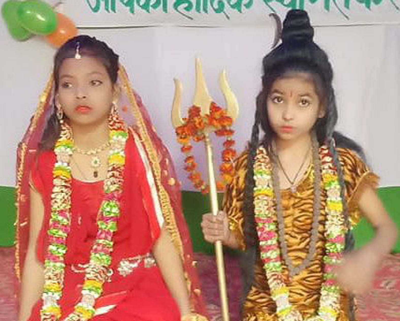 तिंदवारी में शंकर-पार्वती के स्वरूप में सजे बच्चों की झांकी।