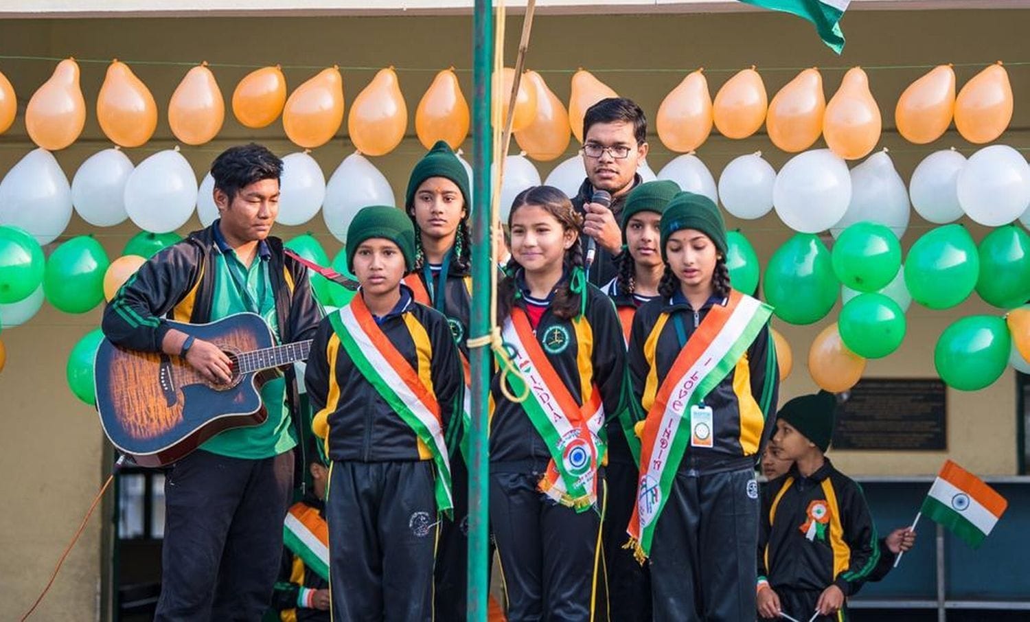 बनबसा मैक्स्टन स्ट्रांग स्कूल के बच्चे देश भक्ति गीत प्रस्तुत करते। बनबसा मैक्स्टन स्ट्रांग स्कूल के बच्चे देश भक्ति गीत प्रस्तुत करते।