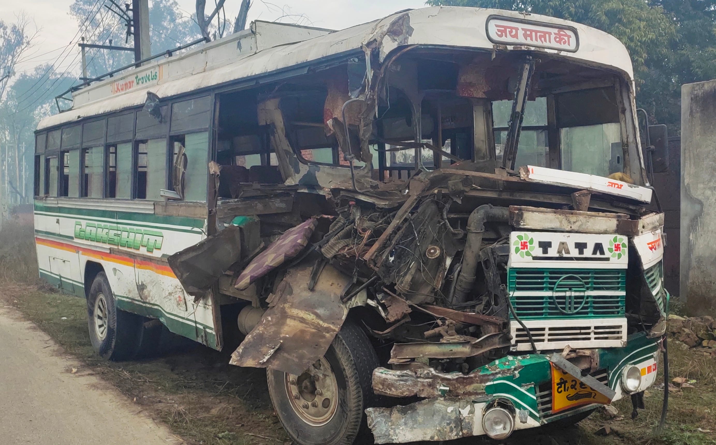 हाईवे पर हादसे में क्षतिग्रस्त हुई डग्गामार निजी बस। हाईवे पर हादसे में क्षतिग्रस्त हुई डग्गामार निजी बस।
