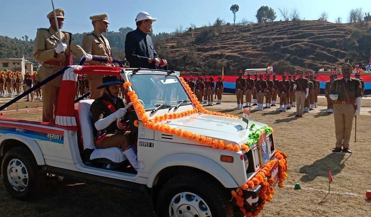 गणतंत्र दिवस पर चंपावत में पुलिस परेड का निरीक्षण करते डीएम और एसपी। गणतंत्र दिवस पर चंपावत में पुलिस परेड का निरीक्षण करते डीएम और एसपी।