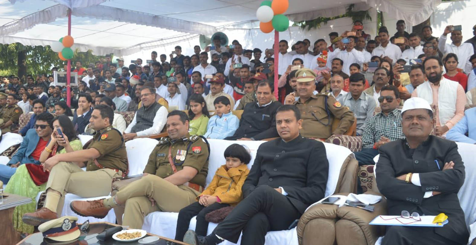 पुलिस परेड का लुत्फ लेते डीएम, कमिश्नर, डीआईजी और एसपी (दाएं से बाएं)।