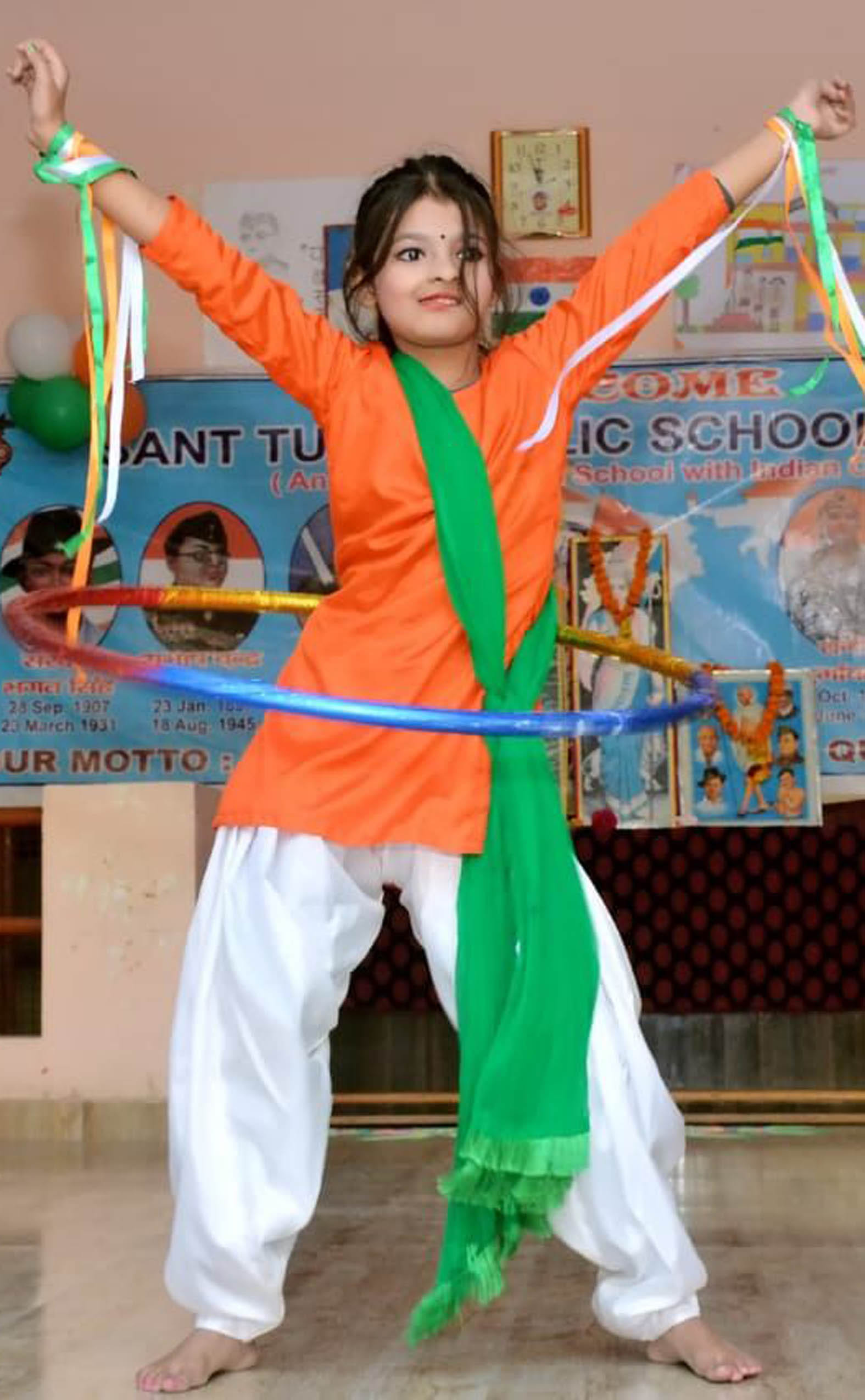 संत तुलसी स्कूल में देशभक्ति गीत पर कार्यक्रम पेश करती छात्रा।