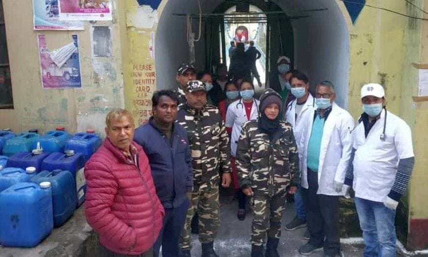 झूलाघाट में कोरोना वायरस की जांच के लिए सतर्कता बरतते सुरक्षा कर्मी। संवाद न्यूज एजेसी झूलाघाट में कोरोना वायरस की जांच के लिए सतर्कता बरतते सुरक्षा कर्मी। संवाद न्यूज एजेसी